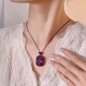 Elegante collana con ciondolo in pietra preziosa viola e pavé luminoso per donne alla moda.
