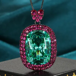 Squisita collana con ciondolo di pietra preziosa verde grande e cornice di strass rosa.