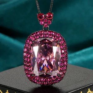 Dettaglio della collana con pendente in pietra preziosa rosa e doppio alone di luminosi zirconi.