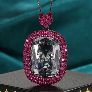 Squisita collana con ciondolo in pietra bianca taglio cuscino e vivace alone pavé rosa.