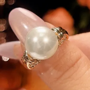 Primo piano dettagliato dell'elegante anello di perle da 12mm indossato con finiture.