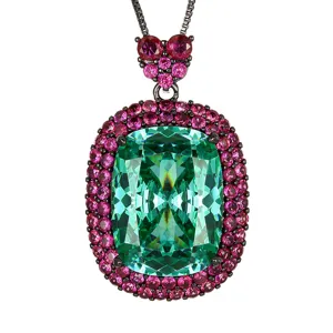 Splendida collana con ciondolo in pietra verde 15x20mm con alone di pietre rosa e catena scura.