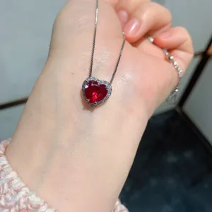 Roter Herz Anhänger Halskette Detail, glänzender Edelstein Schmuck für Damen Nahaufnahme.