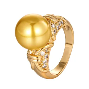 Elegante anello in rame dorato con perla dorata da 12mm e zirconi cubici scintillanti.