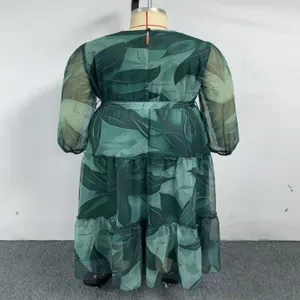 Große Größen grünes Blätterdruck Chiffon Stufenkleid mit Laternenärmeln Taillengürtel.