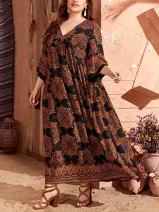 Dettaglio vestito lungo taglie forti boho con scollo a V e stampa per vacanze estive comodo.