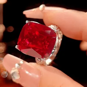 Elegante anello donna vintage taglio cuscino rubino sintetico, gioiello moda placcato oro.