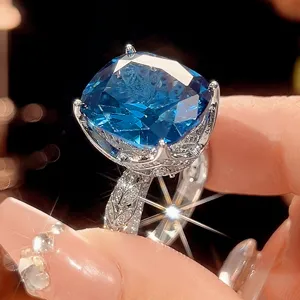 Stupendo anello vintage con gemma blu quadrata e raffinata montatura placcata in oro.