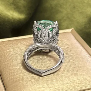 Squisito anello da donna retrò con grande gemma verde e dettagli di zirconi brillanti.
