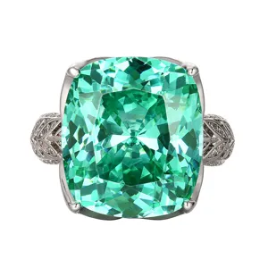 Elegante anello con gemma verde taglio cuscino e dettagli filigranati laterali.