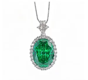 Élégant collier pendentif pierre précieuse verte ovale avec halo de diamants étincelant