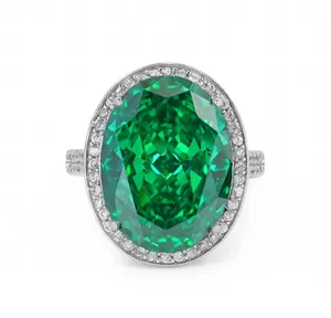 Bague de luxe ovale avec pierre verte scintillante et halo de cristaux argentés chic
