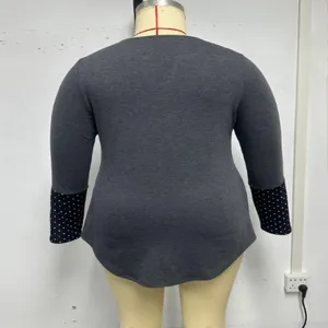 Détail de dos d'un haut à manches longues gris grande taille avec poignets pois.