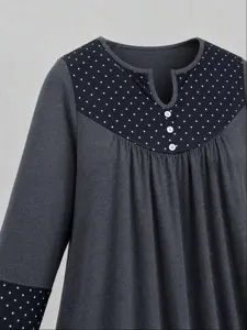 Vue détaillée du haut manches longues grande taille pour femme à pois et boutons.