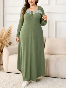 Plus Size lässiges grünes langärmliges Strick-Maxikleid mit eleganter Spitzeneck.