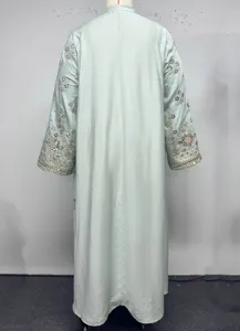 Vue arrière détaillée de la robe longue bleu clair à manches longues brodées de sequins scintillants.