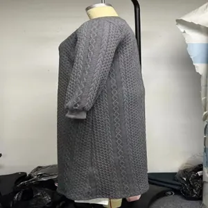 Plus Size graues Zopfmuster Langarmkleid, Seitenansicht zeigt lockere Passform Textur.
