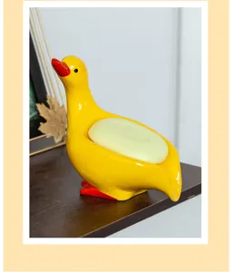 Detailansicht der niedlichen Keramik-Ente Seifenschale, gelber Porzellan Badezimmerhalter.