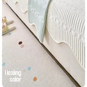 Cojín de sofá estilo crema de seda de hielo primer plano detallado con textura acolchada.