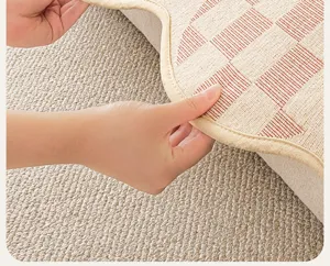 Gros plan sur le tissu de la housse de coussin en chenille et ses belles finitions.