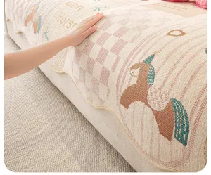 Détail housse de canapé mignonne en chenille, tissu texturé doux avec motif cheval, toutes saisons.
