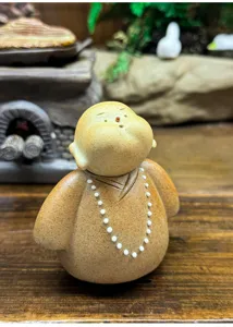Figurine de petit moine en céramique de style chinois, jolie décoration de table à thé zen.