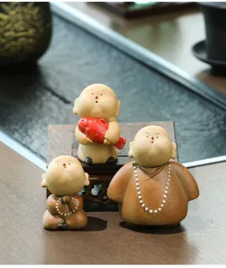 Vue détaillée des figurines de petit moine en céramique chinoise, déco de table