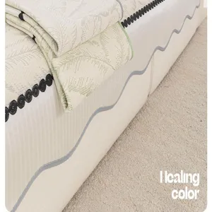 Gros plan détaillé du tapis de coussin de canapé en soie glacée rafraîchissante avec motif de feuilles.