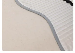 Vue détaillée du tissu de coussin de canapé d'été avec texture côtelée et bordure chic.