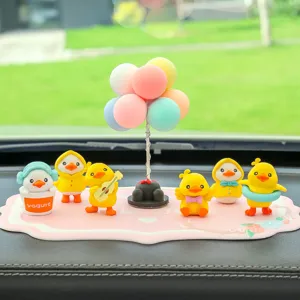 Süßes gelbes Ente Auto Armaturenbrett Ornament Set mit Luftballonbaum und pinker Matte.