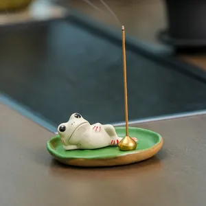 Leuke keramische kikker wierookbrander met bladschaal, creatieve zen decoratie voor huis en theetafel.