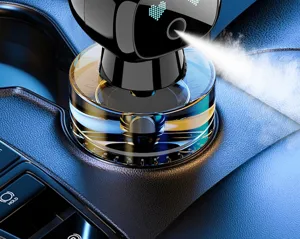 Primer plano del robot difusor de aroma para coche inteligente rociando niebla en el portavasos.