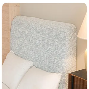 Detailansicht des blau-weißen strukturierten elastischen Kopfteilbezugs im Schlafzimmer.
