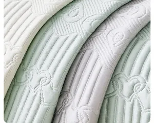 Detalle de tela de cojín de sofá de seda de hielo, textura acanalada y lazo elegante.