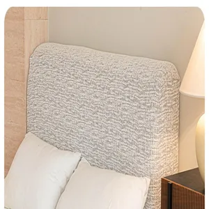 Minimalistischer elastischer Betthauptbezug Detail mit weicher Stofftextur und guter Passform.
