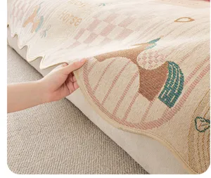 Détail de coussin de canapé en chenille avec motif de cheval de dessin animé, tissu doux.