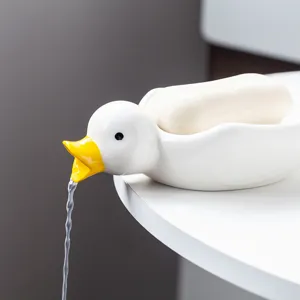 Adorable porte-savon en céramique en forme de canard avec bec verseur pour la salle de bain.