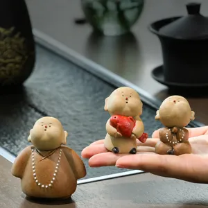Adorable figurine de petit moine en céramique pour la décoration de table à thé, design zen.