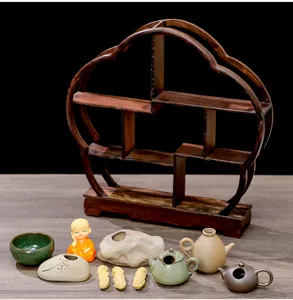 Miniature étagère de thé en bois style chinois et de mignonnes ornements en céramique.