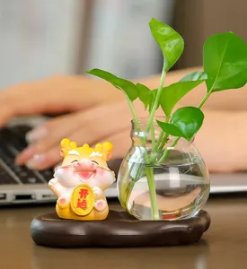 Vue détaillée d'un vase en verre hydroponique de bureau avec une figurine porte-bonheur.