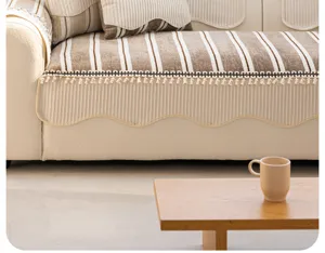 Nahaufnahme des französischen gestreiften Sofakissens mit elegantem Fransen-Design.