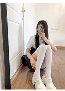 Japanese JK white velvet over-the-knee thigh high stockings with white Mary Jane shoes detail.