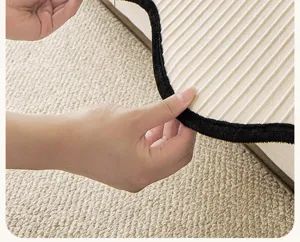 Chenille bankkussenhoes detailweergave met een chique zwarte rand en zachte stof.