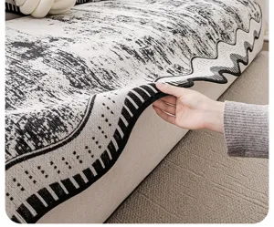 Fodera per cuscino da divano moderna con motivo astratto bianco e nero e bordo ondulato.
