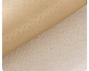 Gros plan sur le tissu de support en maille antidérapante pour coussin de canapé rafraîchissant.
