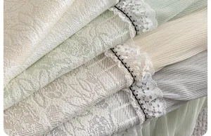Gros plan détaillé du tissu de housse de canapé en soie glacée avec bordure en dentelle.