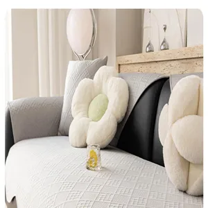 Vue détaillée du coussin de canapé en soie glacée avec texture matelassée et coussin fleur.