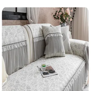 Housse de canapé en soie glacée en détail avec bordure en dentelle élégante pour l'été.
