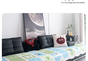 Vue détaillée du tapis de canapé en soie glacée dans un salon, texture antidérapante.