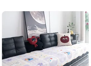 Vue détaillée du coussin de canapé en soie glacée avec de jolis motifs de chats et de fleurs.